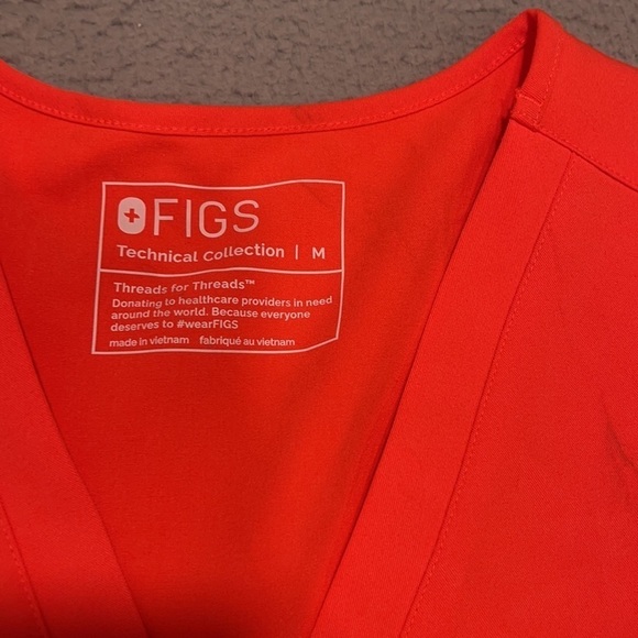 FIGS Casma Scrub Tops for Women — Classic Fit, 3 Pockets, Four-Way size M - Picture 4 of 6